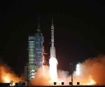 Nave china con 3 astronautas llega a estación espacial