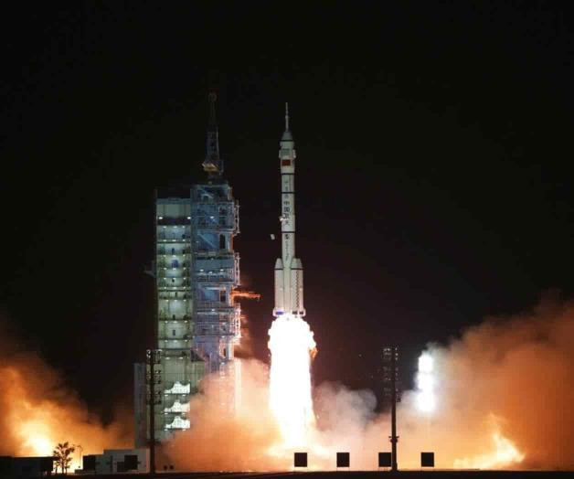 Nave china con 3 astronautas llega a estación espacial