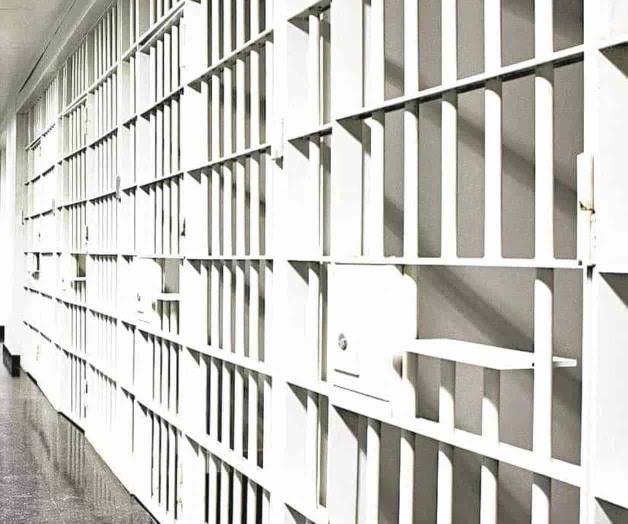 Muere en celdas hombre arrestado