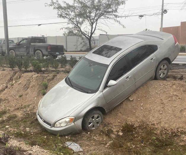 Se proyecta al camellón; conductor alega cerrón