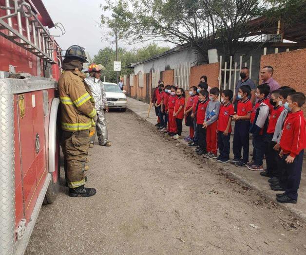 Instruyen bomberos a niños de primaria