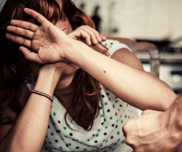 Aguantan mujeres golpes por familia