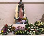 Llevan flores, veladoras y ofrendas a la Virgen