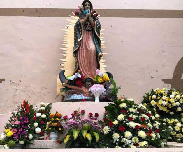 Llevan flores, veladoras y ofrendas a la Virgen Llevan flores, veladoras y ofrendas a la Virgen