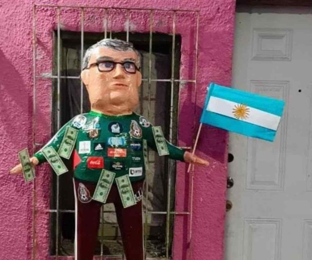 ¡Dale, dale, dale! Hacen piñata de ‘Tata’ Martino ¡Dale, dale, dale! Hacen piñata de ‘Tata’ Martino