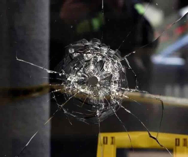 Hombres se resisten a revisión en Ensenada y disparan a policías