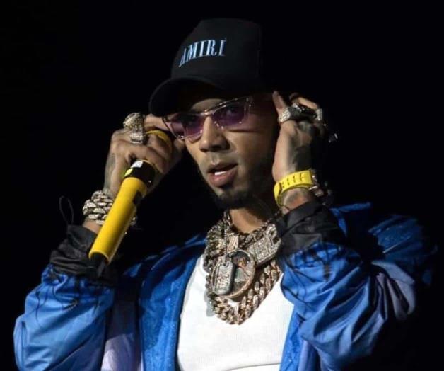 Anuel AA y J Balvin se llevan susto  en el aire