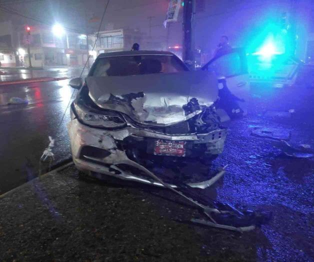 Se pasa la luz roja; impacta una Blazer