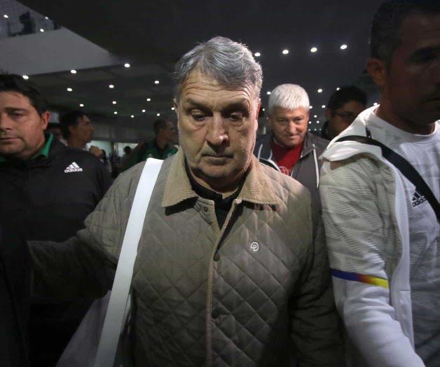 Gerardo Martino regresó a México entre empujones y reclamos