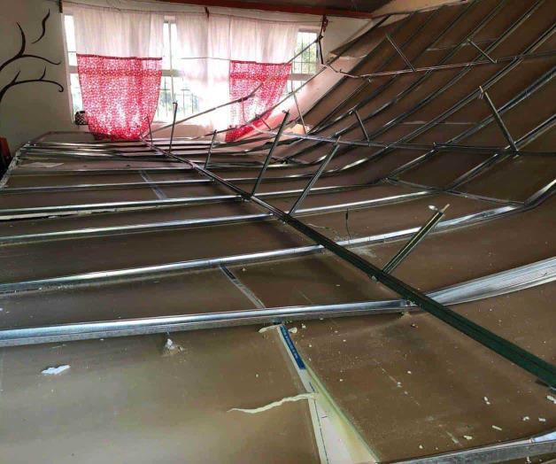 Cae techo de aula en primaria mientras tomaban clases Cae techo de aula en primaria mientras tomaban clases