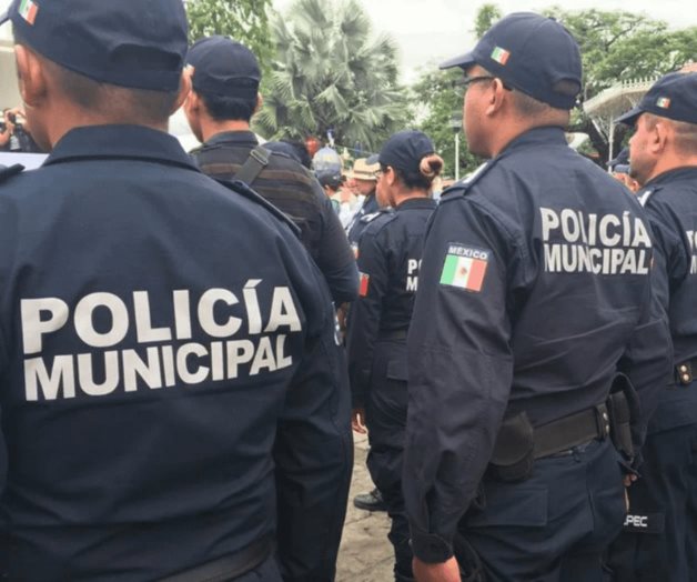 Grupo armado amenaza a policías municipales en Michoacán