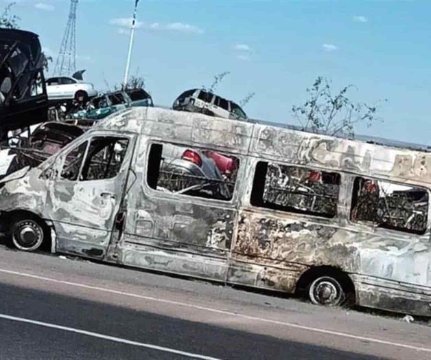 Asaltan y queman vehículo de turistas en Fresnillo