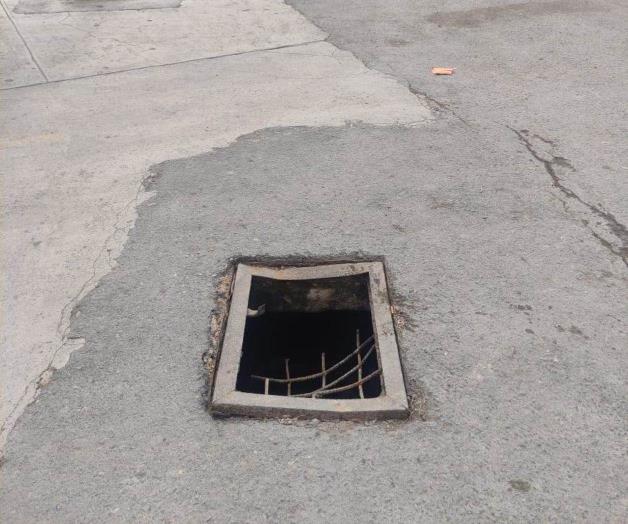 Omiten reparar alcantarilla en plaza comercial