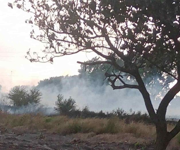 Humo y fuego provocan carambola de vehículos