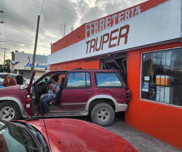 Camioneta termina al interior de ferretería