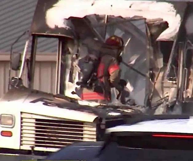 Se incendia camión de reparto FedEx Se incendia camión de reparto FedEx