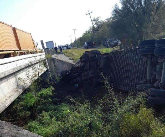 Vuelca tráiler cargado de carne de puerco