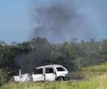 Se salvan de morir calcinados tras incendiarse camioneta