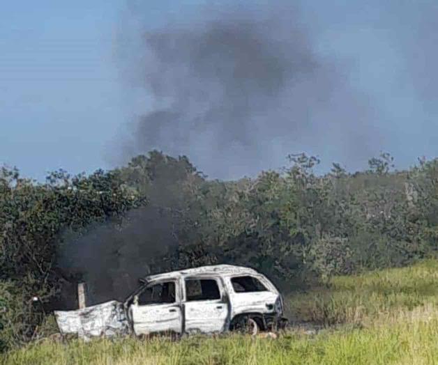 Se salvan de morir calcinados tras incendiarse camioneta Se salvan de morir calcinados tras incendiarse camioneta