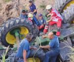 Queda prensado debajo de tractor