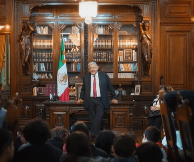 AMLO se reúne con grupo de adolescentes en Palacio Nacional