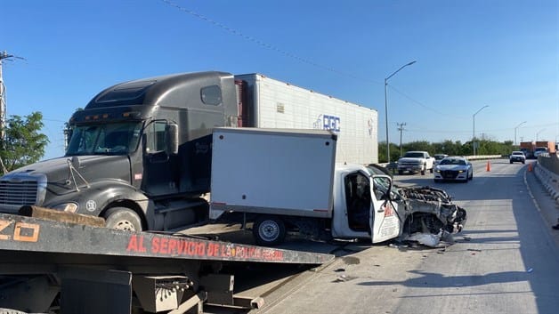 Se impacta camioneta contra caja de tráiler detenida Se impacta camioneta contra caja de tráiler detenida