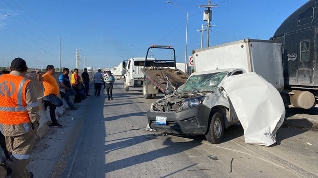 Se impacta camioneta contra caja de tráiler detenida Se impacta camioneta contra caja de tráiler detenida