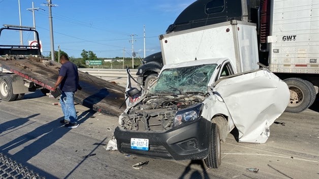 Se impacta camioneta contra caja de tráiler detenida