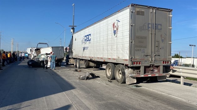 Se impacta camioneta contra caja de tráiler detenida
