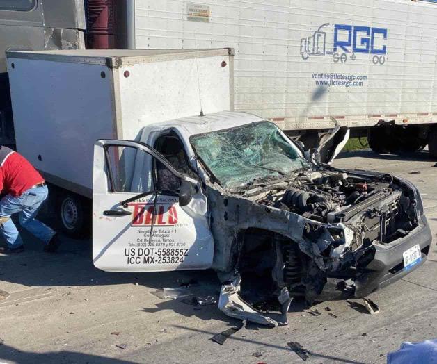 Se impacta camioneta contra caja de tráiler detenida Se impacta camioneta contra caja de tráiler detenida