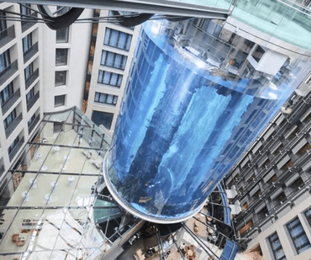 Estalla un enorme acuario con más de 1.500 peces en Berlín