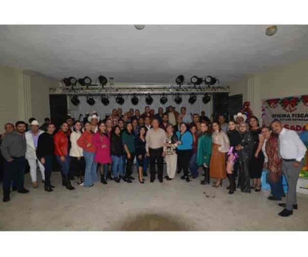 Celebran con regalos, música y baile