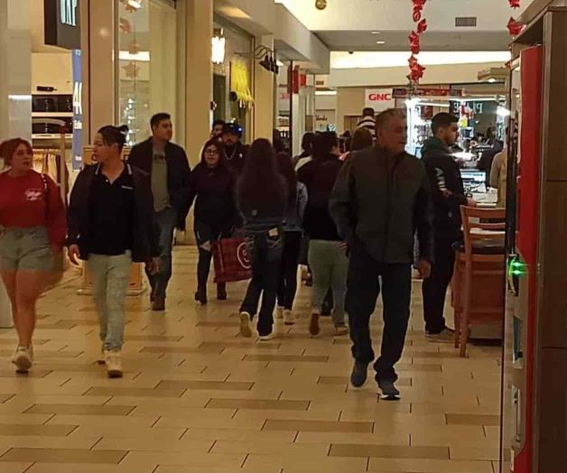 Desbordan residentes e inundan las tiendas Desbordan residentes e inundan las tiendas