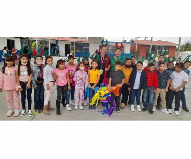 Entregan regidora y síndico artículos para hacer posadas