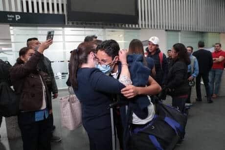 Tras vuelo de 6 horas, niños varados en Perú llegan a México Tras vuelo de 6 horas, niños varados en Perú llegan a México
