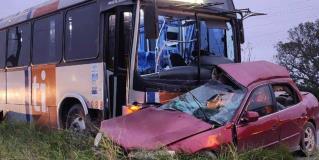 Saldo de cuatro muertos arroja choque entre autobús y auto