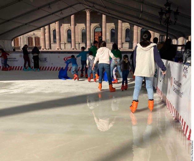 Se derrite pista de hielo de la Macroplaza