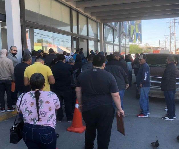 Largas filas a la espera de legalizar “chocolates”