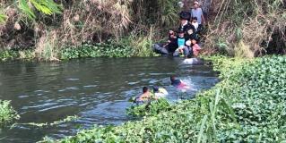 Migrantes logran cruzar a nado el Río Bravo