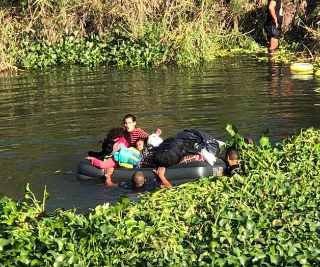Migrantes logran cruzar a nado el río Bravo