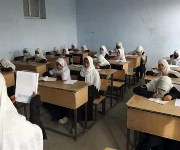 Prohíben talibanes a mujeres estudiar la universidad