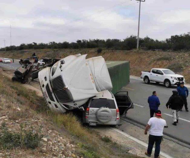 Vuelca tráiler doble remolque e impacta a camioneta