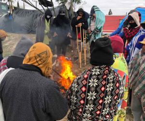 Migrantes aguantan temperaturas congelantes en Matamoros