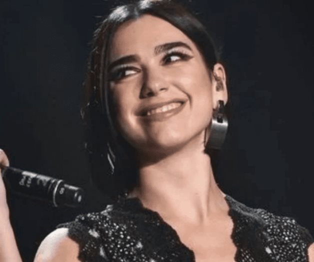 Dua Lipa y su combinación de la temporada: bikini y botas de plumas Dua Lipa y su combinación de la temporada: bikini y botas de plumas