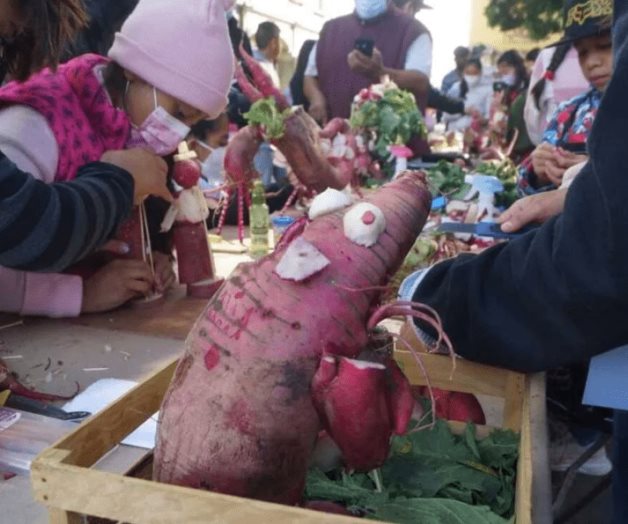 Niños participan en la Noche de Rábanos infantil de Oaxaca