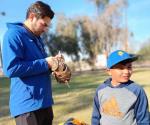 Da cátedra de béisbol a pequeños peloteros