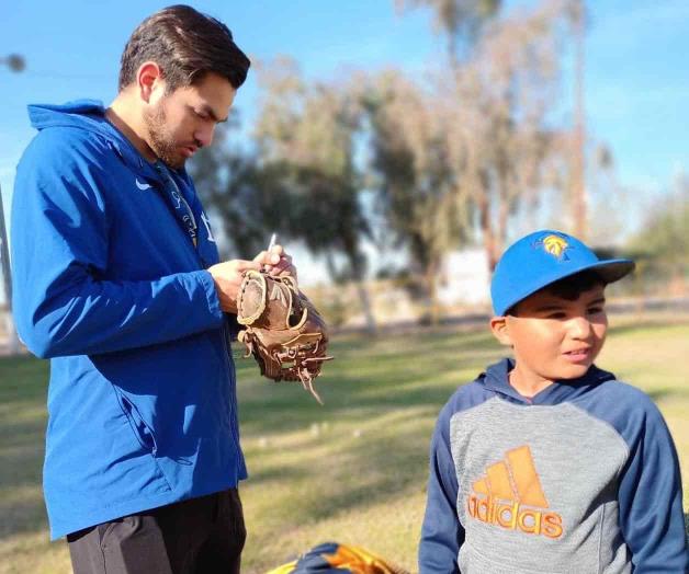 Da cátedra de béisbol a pequeños peloteros