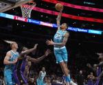 Hornets gana a Lakers; Hayward rompe empate
