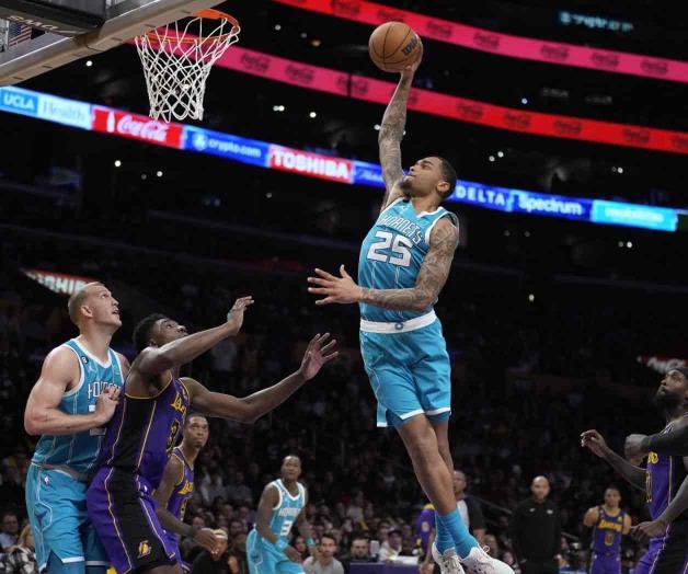 Hornets gana a Lakers; Hayward rompe empate