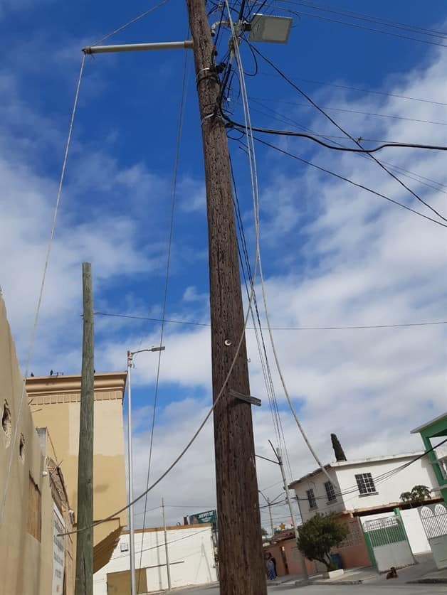 Peligran transeúntes por cables caídos; hacen un llamado a CFE para retirarlos